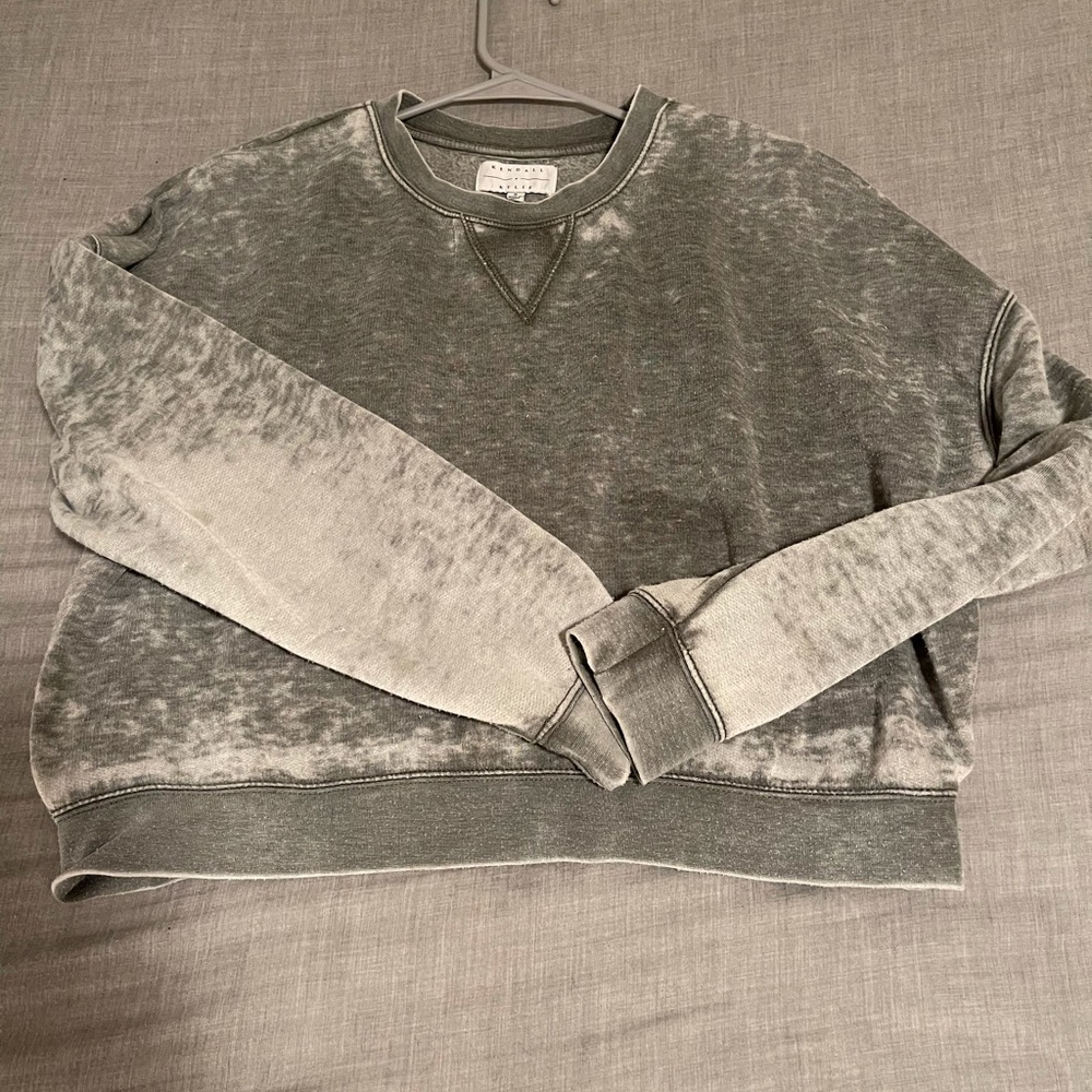 Kylie & Kendall cropped crew neck